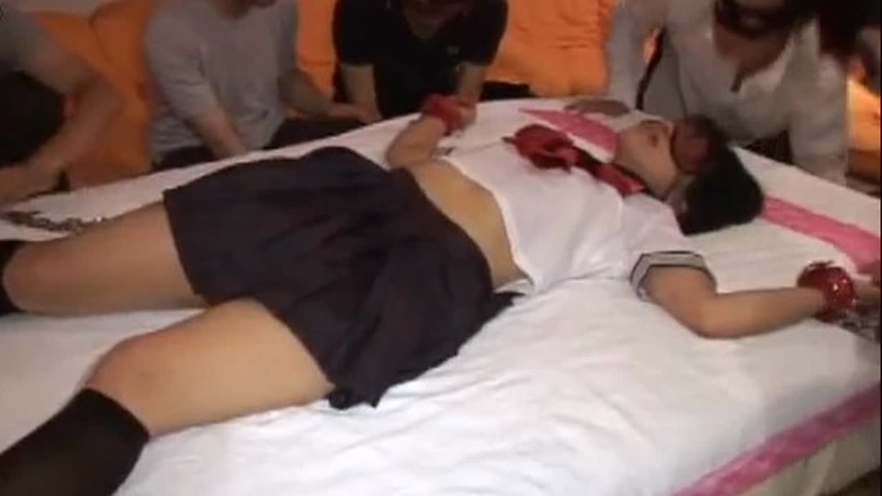 マゾな女子大生 初めての複数肉棒体験 たくさんのチンポに囲まれてハメ回されて願望を叶える乱交 - FC2 Video (Adult)