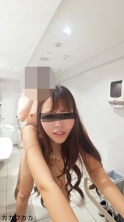 美人女子大生と公衆トイレでハメ撮りセックス